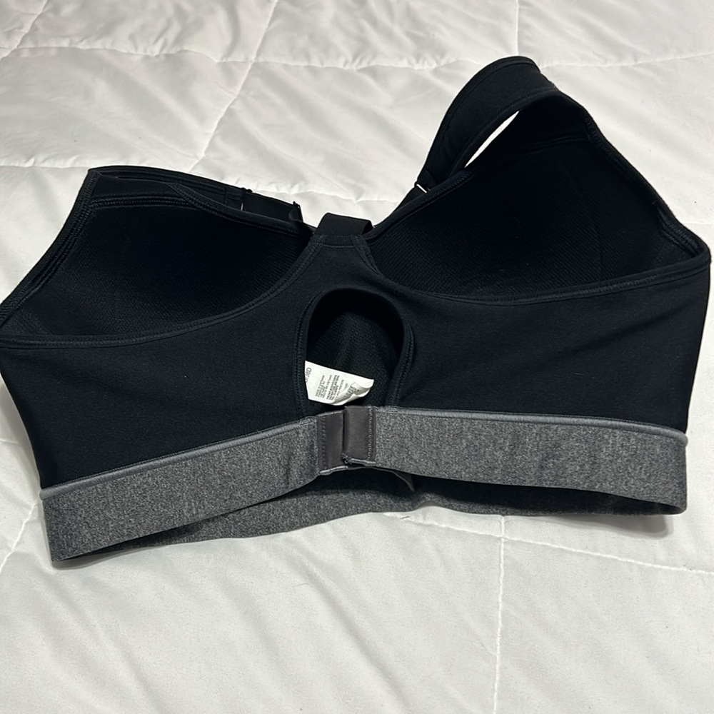 Women’s Under Armour sports bra - Picture 4 of 9